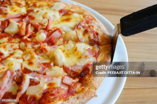 delicious hawaiian rustic style pizza made with fresh pineapples - hawaiian pizza stock pictures, royalty-free photos & images