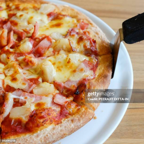 delicious hawaiian rustic style pizza made with fresh pineapples - hawaiian pizza stock pictures, royalty-free photos & images