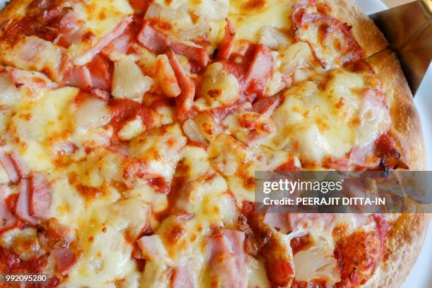 delicious hawaiian rustic style pizza made with fresh pineapples - hawaiian pizza stock pictures, royalty-free photos & images