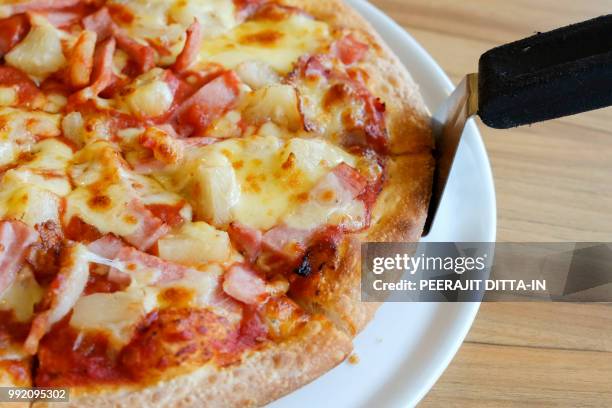 delicious hawaiian rustic style pizza made with fresh pineapples - hawaiian pizza stock pictures, royalty-free photos & images