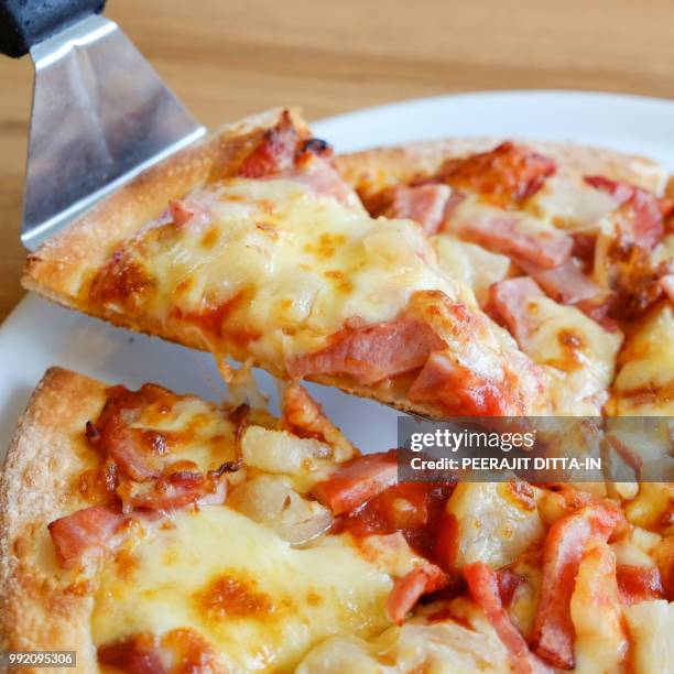 delicious hawaiian rustic style pizza made with fresh pineapples - hawaiian pizza stock pictures, royalty-free photos & images