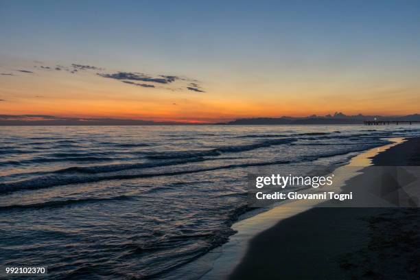 tramonto a marina di pietrasanta - marina di pietrasanta stock pictures, royalty-free photos & images