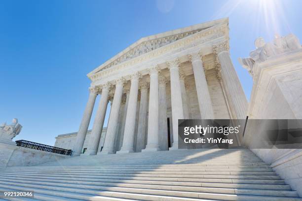u.s. supreme court building in washington dc usa - palácio de justiça imagens e fotografias de stock