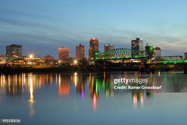 skyline of little rock and arkansas river - rainer grosskopf photos et images de collection