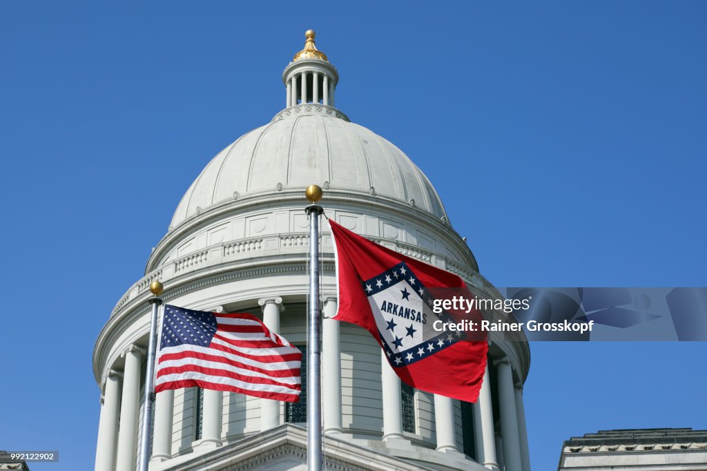 State Capitol von Arkansas with flags