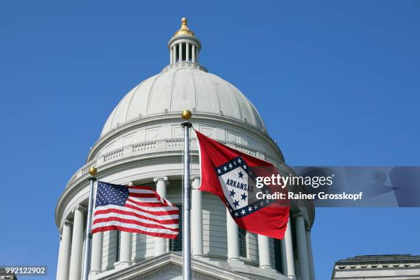 state capitol von arkansas with flags - rainer grosskopf fotografías e imágenes de stock