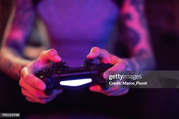 jeunes femmes gamer - manette photos et images de collection