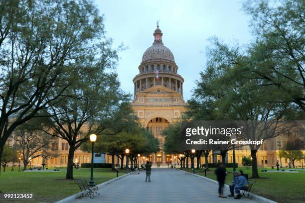 state capitol of texas at night - rainer grosskopf - fotografias e filmes do acervo