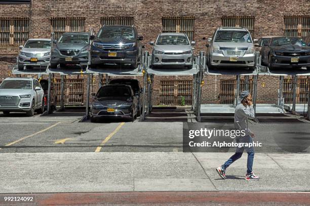 voitures empilées dans un parking - arrêt tabac photos et images de collection