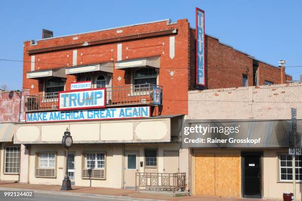 old building with banner "make america great again" - rainer grosskopf 個照片及圖片檔