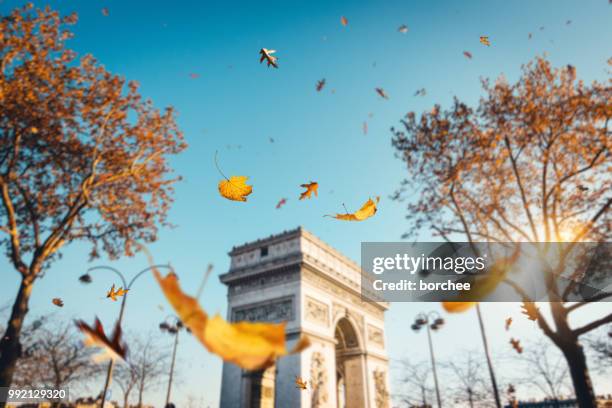 arco di trionfo a parigi - tourism drop in paris foto e immagini stock