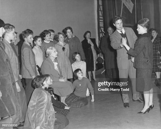 English actress Dame Sybil Thorndike watches actors John Stride and Judi Dench give a talk on Franco Zeffirelli's stage production of 'Romeo and...