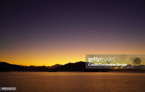 aube - aube fotografías e imágenes de stock