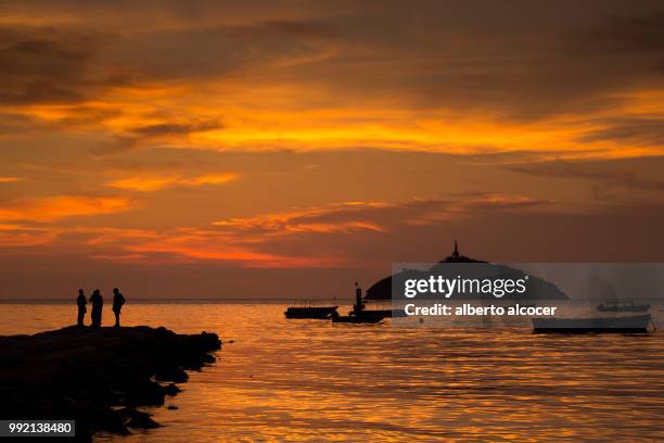 santa marta sunset - alberto alcocer stockfoto's en -beelden