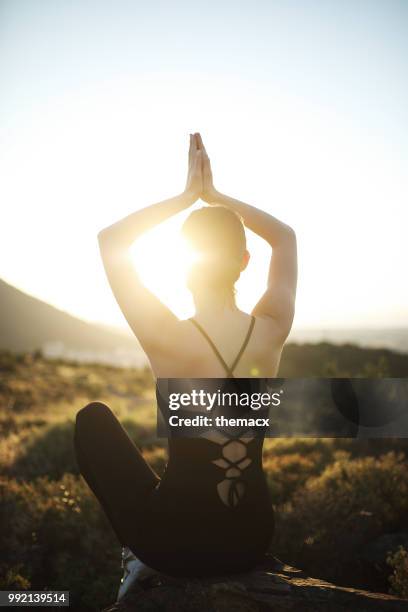 donna fitness che pratica yoga - sunrise yoga foto e immagini stock