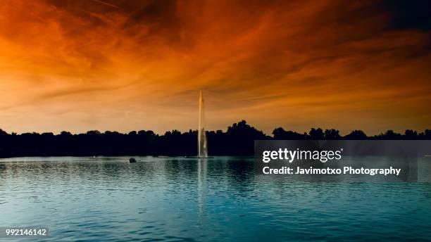 anochecer en la casa de campo - en casa stock pictures, royalty-free photos & images