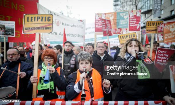 Siemens employees protest against planned lay-offs during a meeting of the IG Metall metalworkers' union's in Berlin, Germany, 23 November 2017....