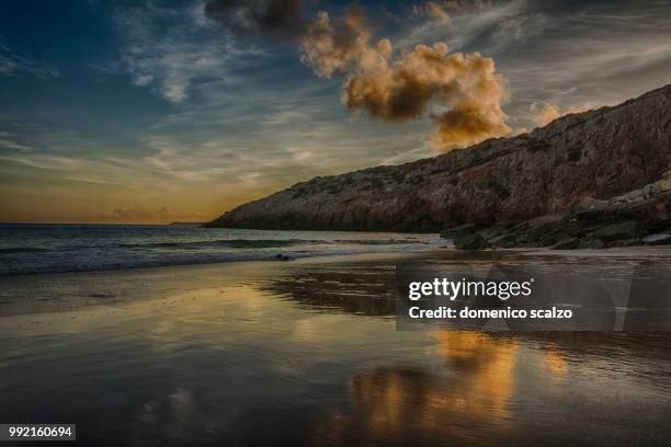 heavy clouds on the bay - scalzo photos et images de collection