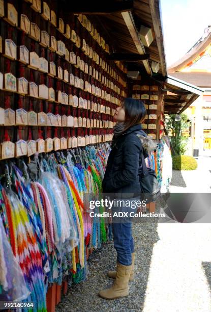 tourist in japan - inari shrine stockfoto's en -beelden