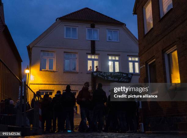 People gather in front of the "Bahide Arslan House" in Moelln, Germany, 23 November 2017. A right-wing terrorist arson attack killed three migrant 25...