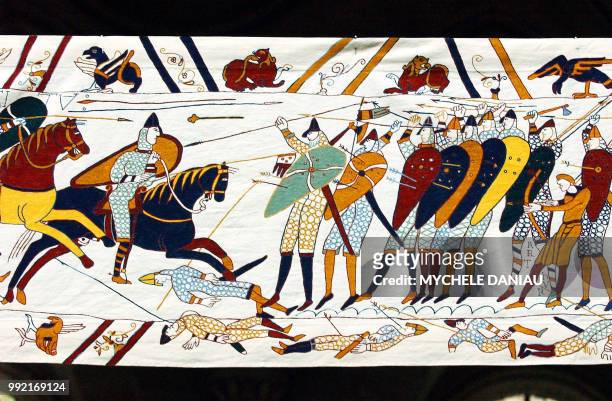 Vue partielle d'une reproduction de la tapisserie de Bayeux réalisée sur une toile de canevas en serge de coton, prise le 02 juillet 2005 dans la...