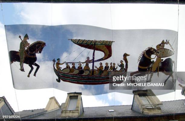 Vue partielle d'une reproduction de la tapisserie de Bayeux réalisée sur une toile de canevas en serge de coton, prise le 02 juillet 2005 à Bayeux,...