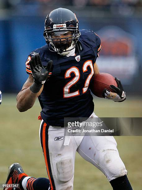 Matt Forte of the Chicago Bears runs against the St. Louis Rams at Soldier Field on December 6, 2009 in Chicago, Illinois. The Bears defeated the...