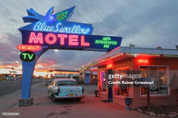 blue swallow motel on route 66 at sunset - rainer grosskopf - fotografias e filmes do acervo