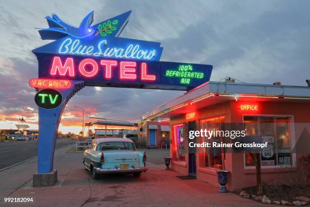 blue swallow motel on route 66 at sunset - rainer grosskopf 個照片及圖片檔