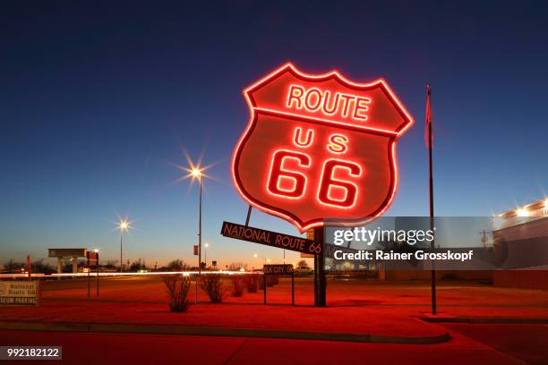 route 66 neon sign in elk city at night - rainer grosskopf fotografías e imágenes de stock