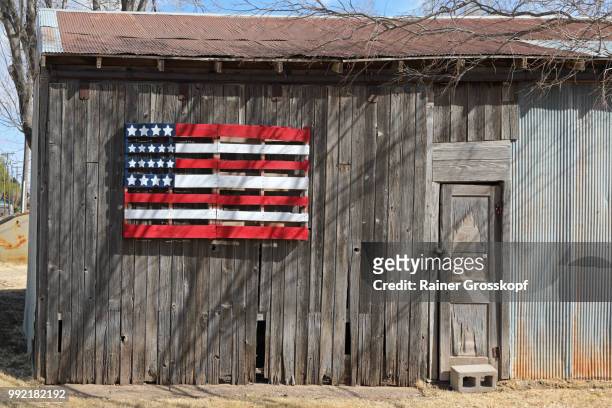 wooden barn with wooden american flag - rainer grosskopf photos et images de collection