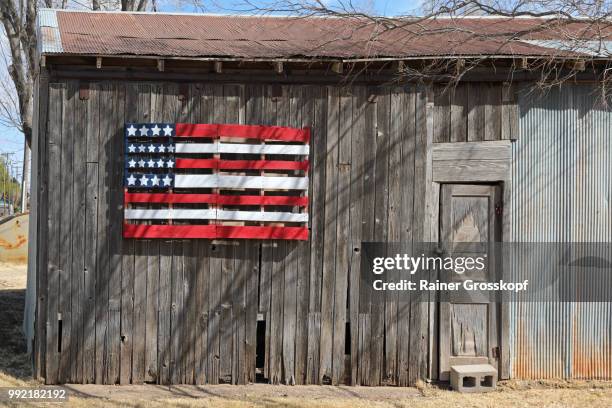 wooden barn with wooden american flag - rainer grosskopf 個照片及圖片檔