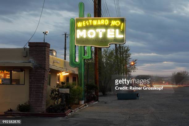 westward ho motel on route 66 at night - rainer grosskopf foto e immagini stock