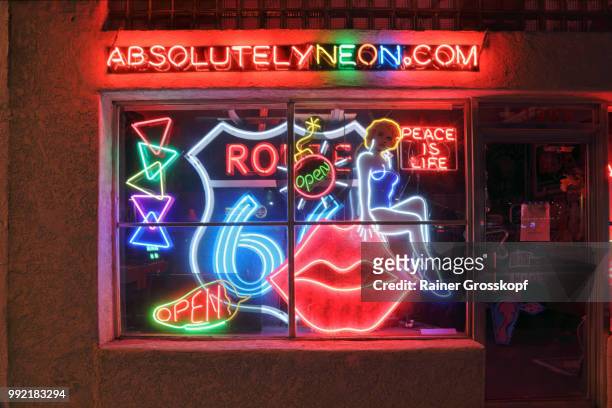 neon shop on route 66 in albuquerque at night - rainer grosskopf foto e immagini stock