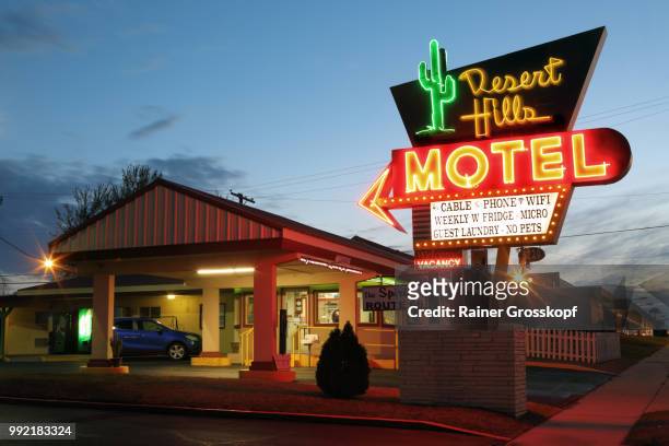 desert hills motel an der route 66, nachts - rainer grosskopf foto e immagini stock