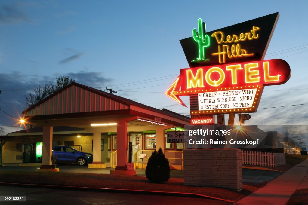 Desert Hills Motel an der Route 66, nachts
