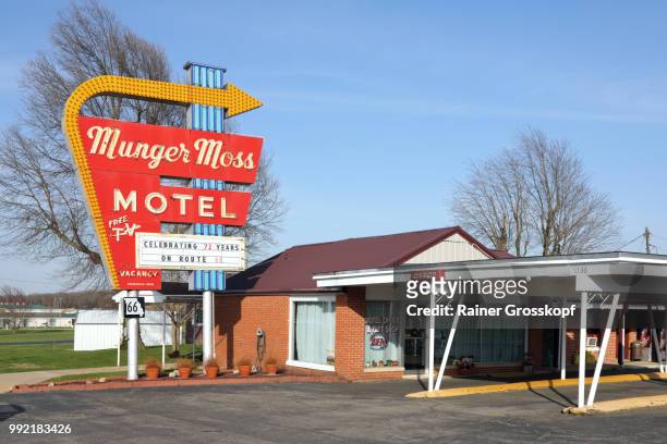 munger moss motel on route 66 - rainer grosskopf foto e immagini stock