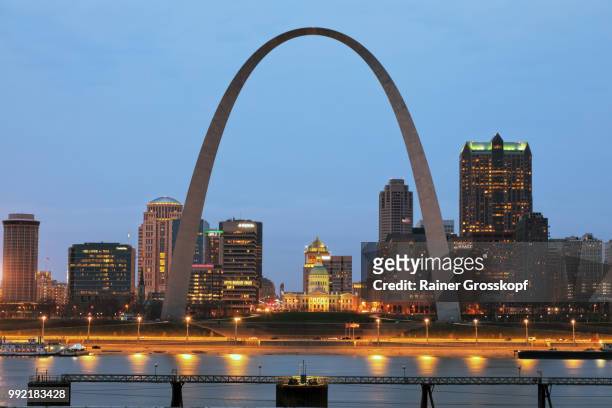 skyline of st. louis with gateway arch at night - rainer grosskopf foto e immagini stock