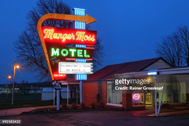 munger moss motel on route 66 at night - rainer grosskopf foto e immagini stock