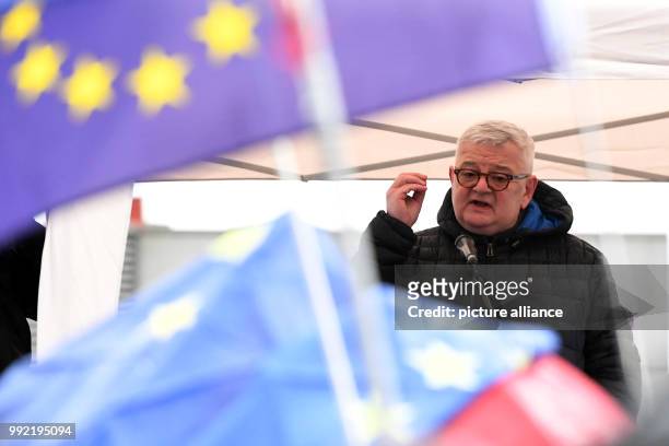Former Minister of Foreign Affairs Oskar Fischer speaks at the Pulse of Europe demonstration at the central station in Berlin, Germany, 25 November...
