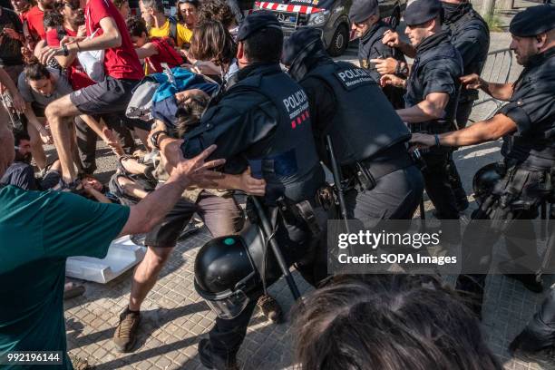 Protester clash with police who seek to facilitate access to buyers and subaster. The popular mobilization against the public auction of a set of...