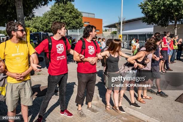 Row of people make a popular defense to prevent access to the auction. The popular mobilization against the public auction of a set of properties...