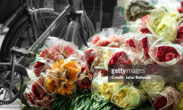 bouquet in the making - making a basket imagens e fotografias de stock