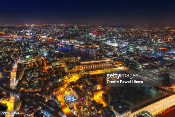 aerial view on bridges over thames river and city of london at night. - liberar stock-fotos und bilder