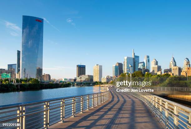 schuylkill river park boardwalk and philadelphia skyline at sunset - schuylkill river photos et images de collection