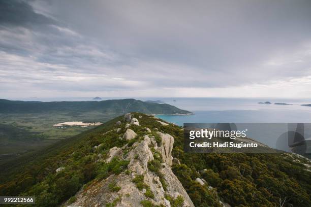 serenity on top of mount oberon - hadi stock pictures, royalty-free photos & images