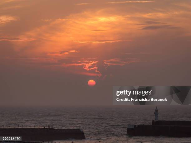 sunrise over mevagissey lighthouse, cornwall - mevagissey stock-fotos und bilder