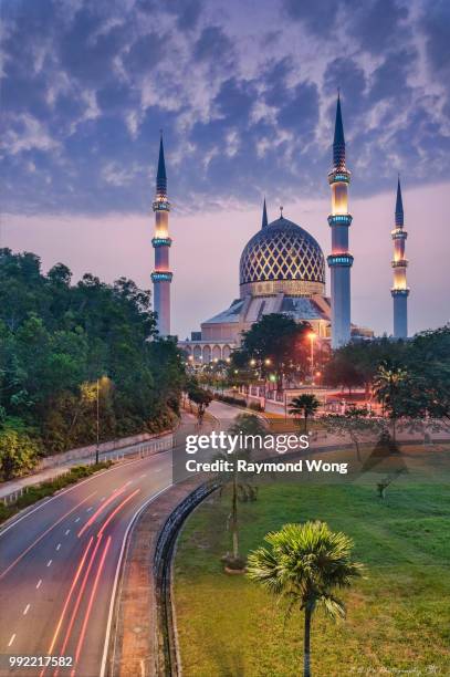 masjid sultan salahuddin abdul aziz aka the blue mosque, shah alam, selangor, malaysia - shah alam stock pictures, royalty-free photos & images