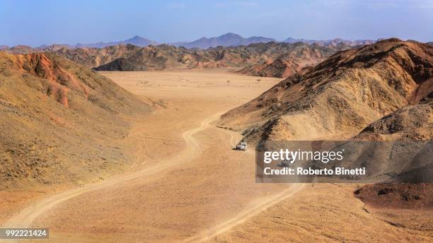 two jeep in the desert - binetti stock pictures, royalty-free photos & images