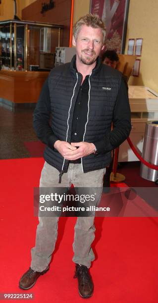 The actor Martin Gruber stands on the red carpet on the occasion of the premiere of the new movie of the Augsburger Puppenkiste 'Als der...